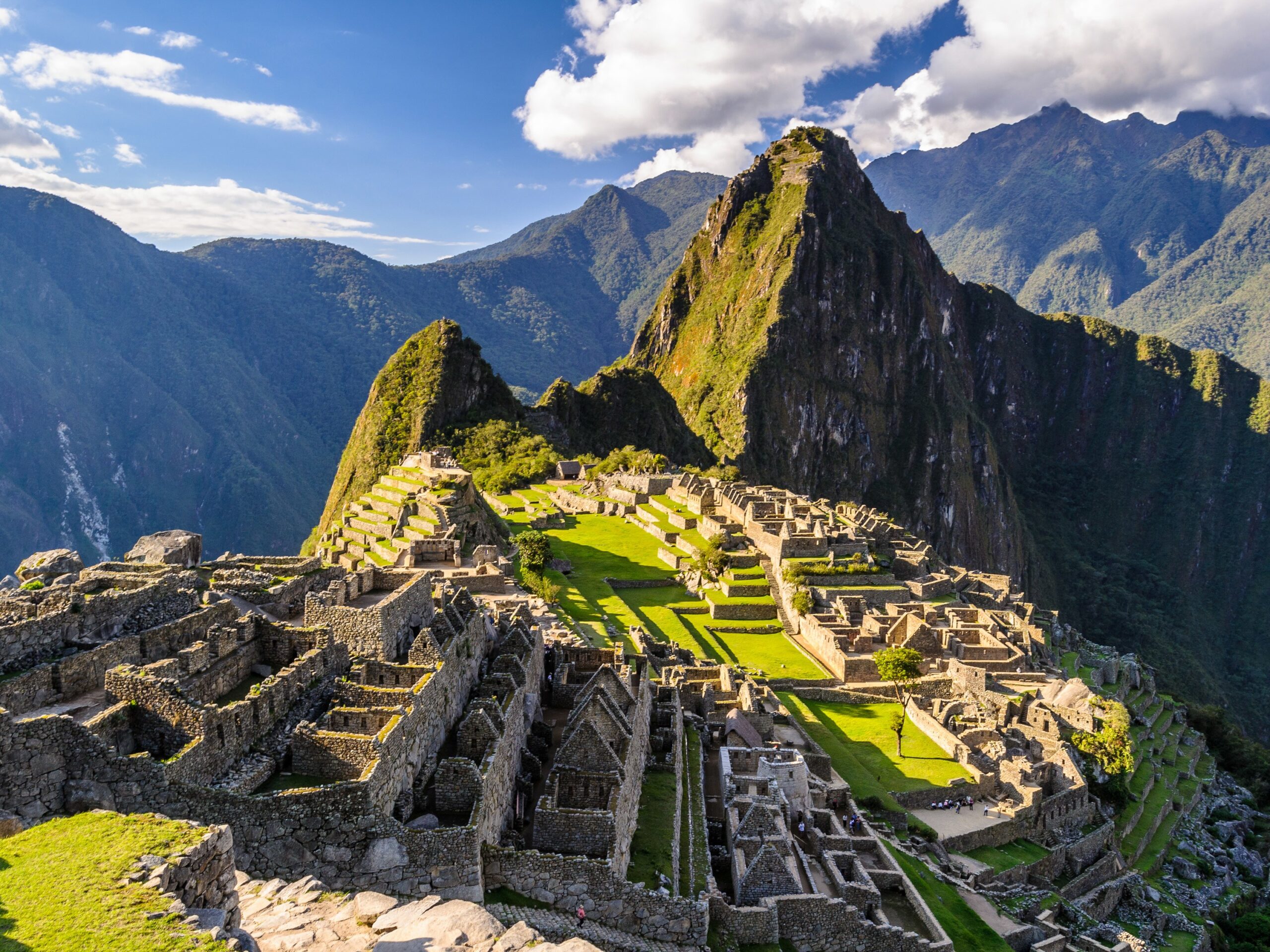 https://upload.wikimedia.org/wikipedia/commons/c/ca/Machu_Picchu%2C_Peru_%282018%29.jpg